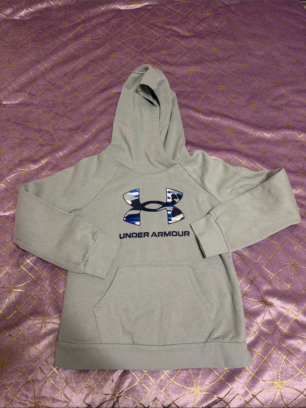 💥 KIDS Under Armour Hoodie with Camo Details (stains)